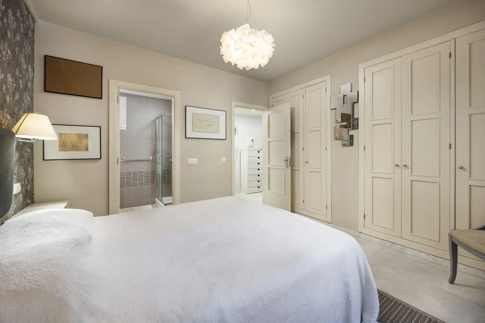 Schlafzimmer von Wohnungen zum Verkauf in Benalmádena mit Klimaanlage, Privatgarten und Terrasse