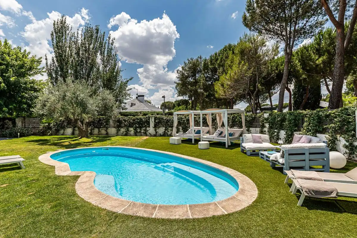 Schwimmbecken von Einfamilien-Reihenhaus zum Verkauf in Boadilla del Monte mit Klimaanlage, Heizung und Privatgarten