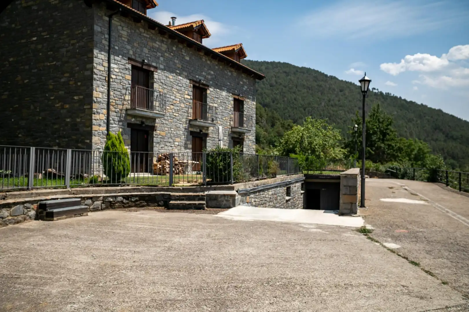 Vista exterior de Casa adosada en venta en Biescas con Calefacción, Jardín privado y Amueblado