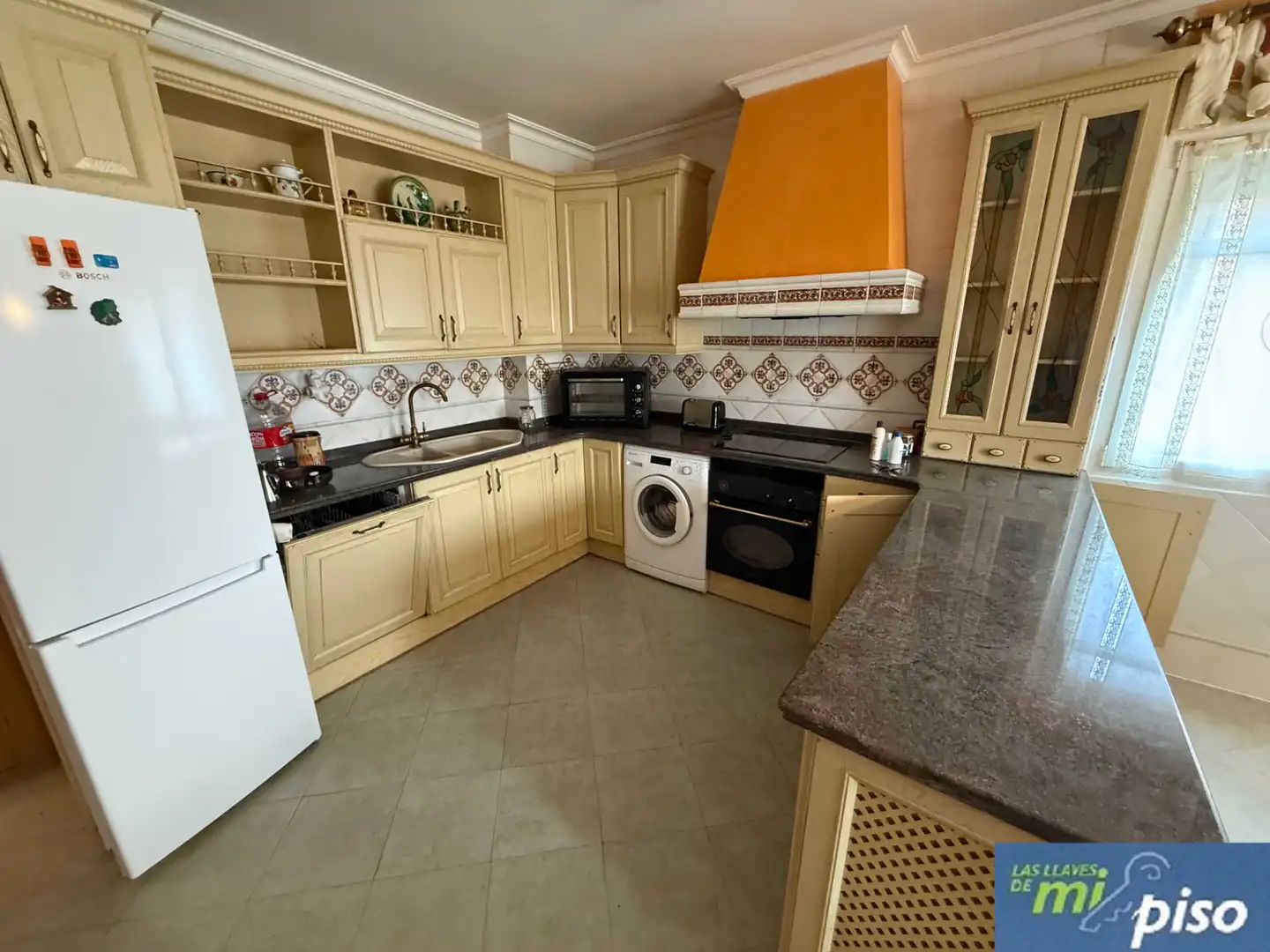 Cuina de Casa o xalet en venda en Santovenia de Pisuerga amb Calefacció, Jardí privat i Parquet