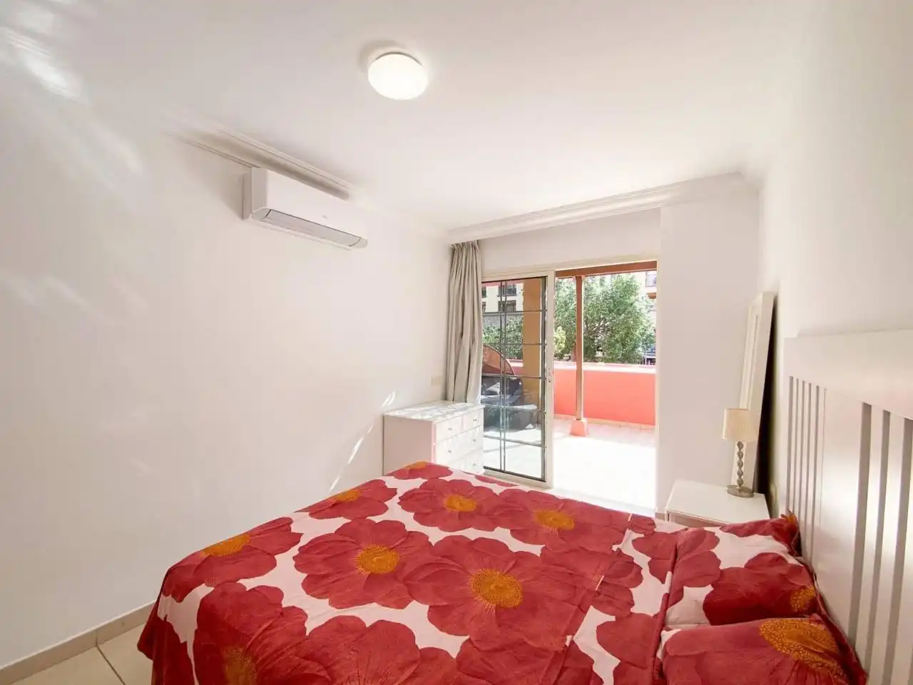 Habitación de Apartamento en venta en Adeje con Amueblado y Piscina comunitaria