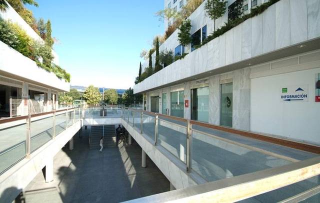Local comercial en Alquiler en Avenida CORTS VALENCIANES en Barrio de Benicalap