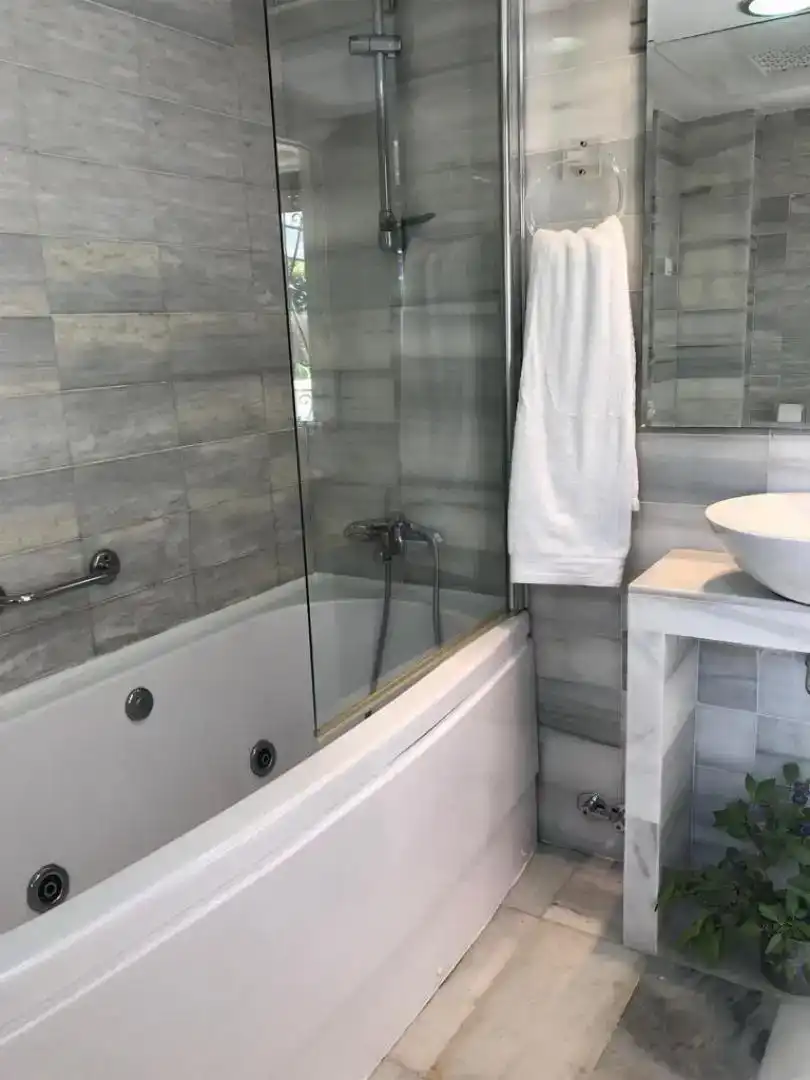 Badezimmer von Erdgeschoss zur Miete in Marbella mit Klimaanlage und Schwimmbad