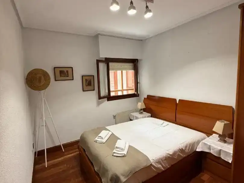 Schlafzimmer von Wohnung zur Miete in Bermeo mit Möbliert und Balkon
