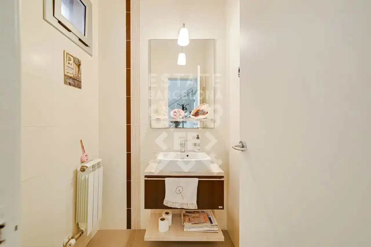 Badezimmer von Einfamilien-Reihenhaus zum Verkauf in Mataró mit Klimaanlage, Heizung und Terrasse