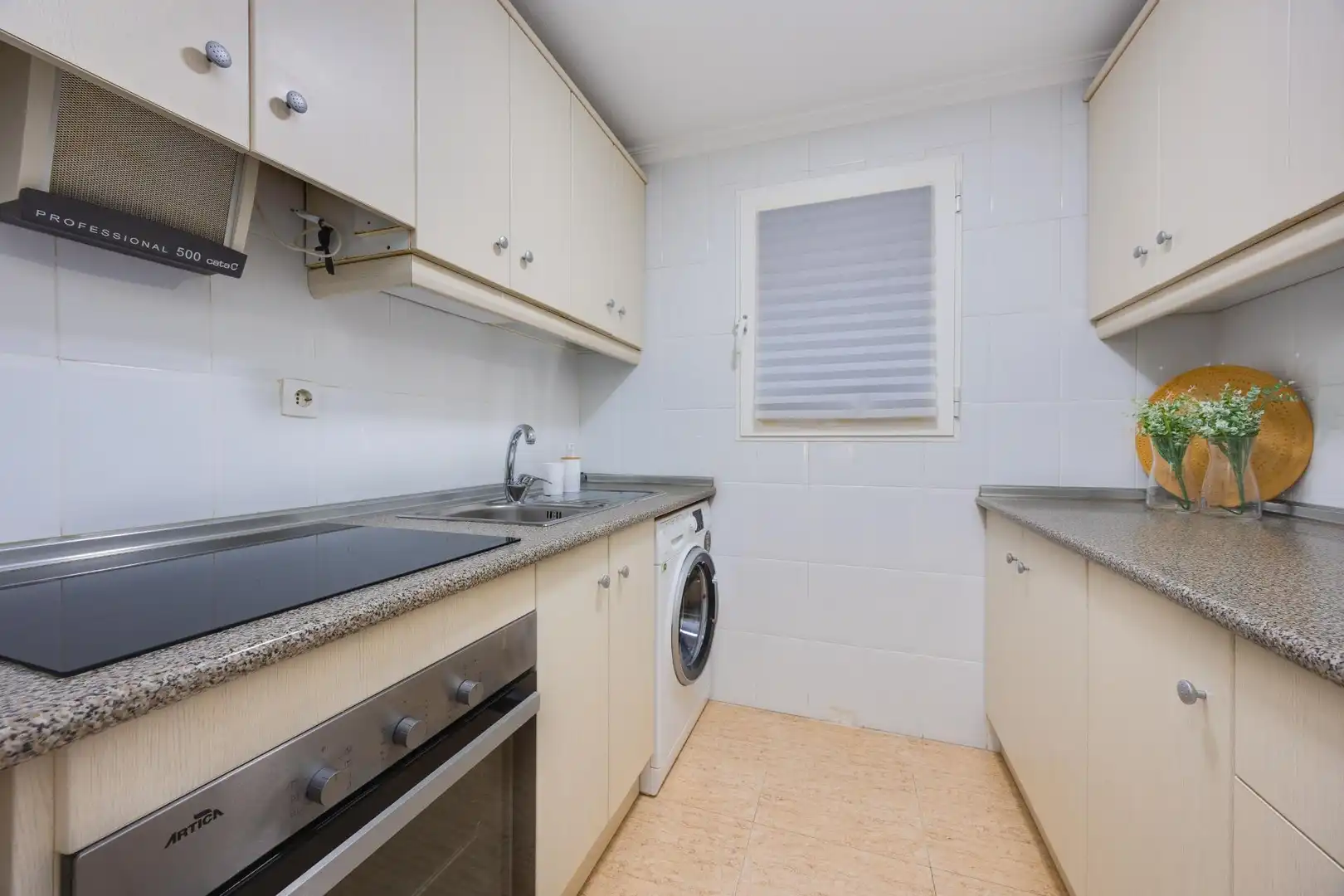 Cuina de Apartament en venda en Torrevieja amb Aire condicionat, Terrassa i Moblat