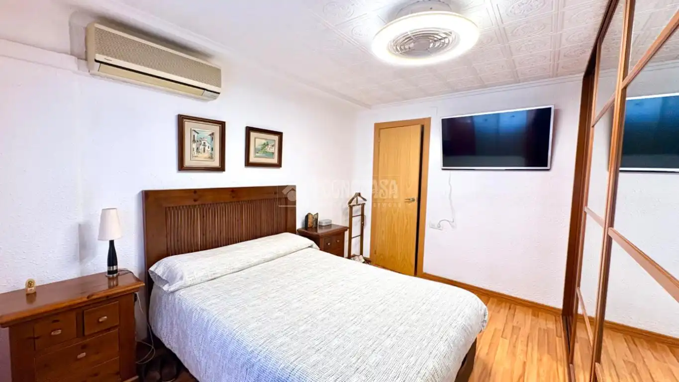 Bedroom of Flat for sale in Valencia  with Air Conditioner and Balcony
