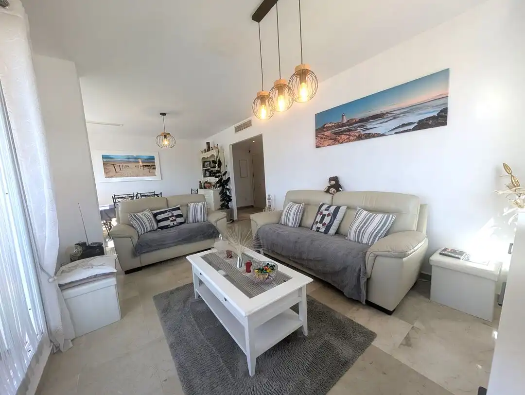 Wohnzimmer von Dachboden zum Verkauf in La Alcaidesa mit Klimaanlage, Heizung und Terrasse