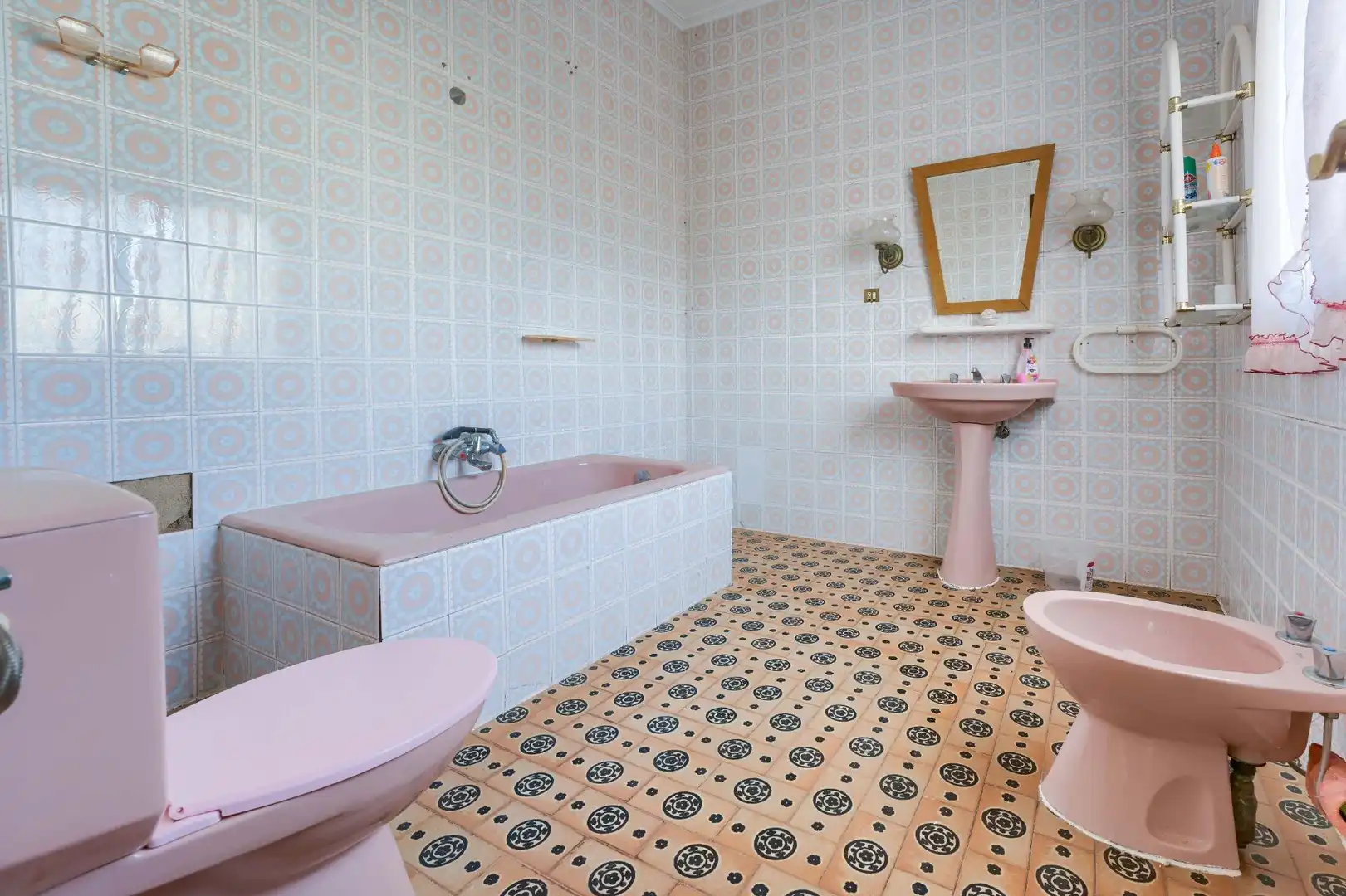 Bathroom of Houses for sale in Sanlúcar la Mayor  with Air Conditioner, Private garden and Terrace