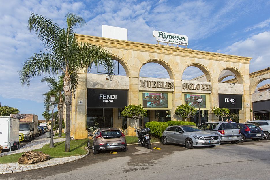 Vista exterior de Local en venda en Marbella amb Aire condicionat