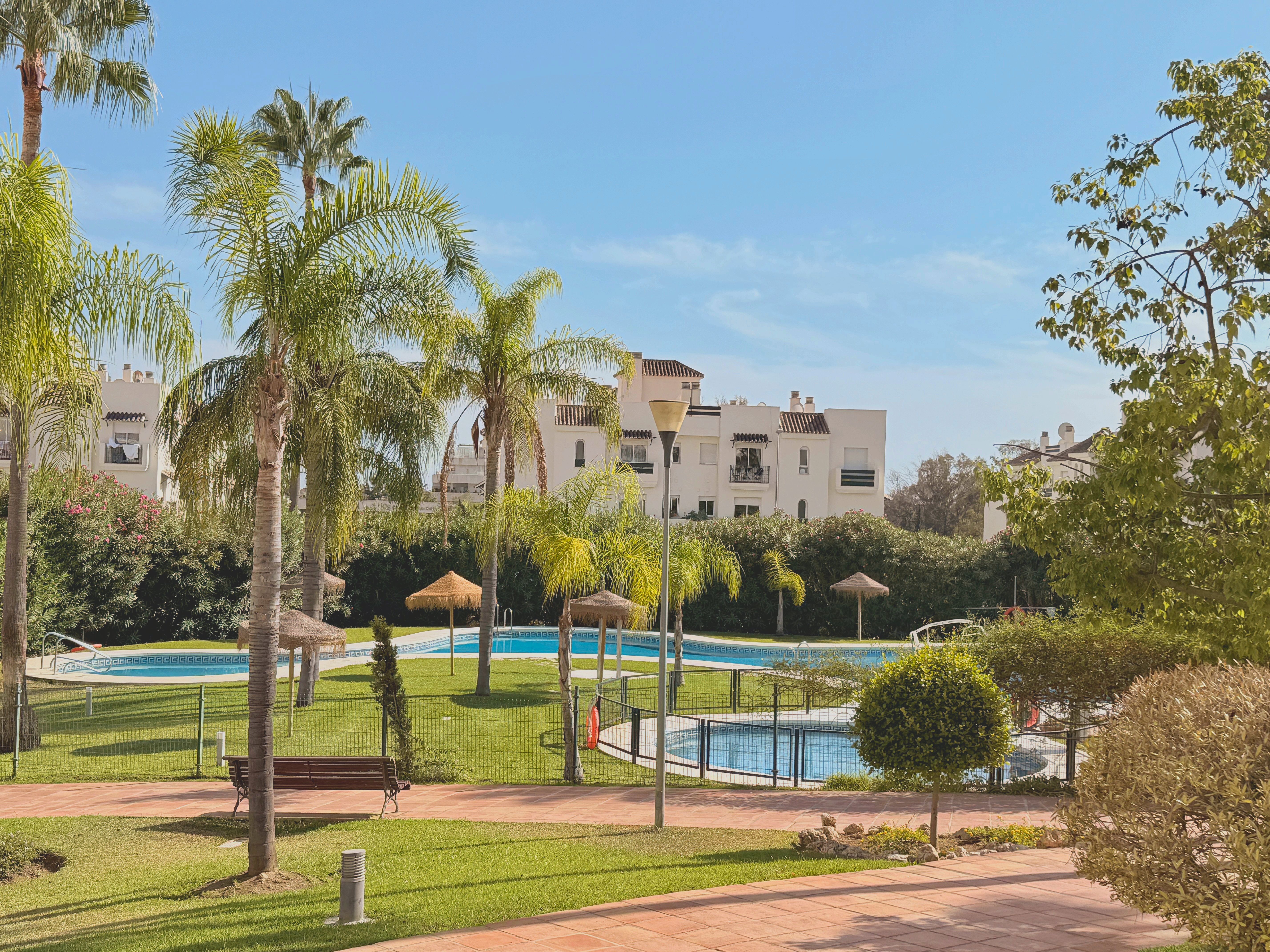 Vista exterior de Apartament en venda en Marbella amb Jardí privat