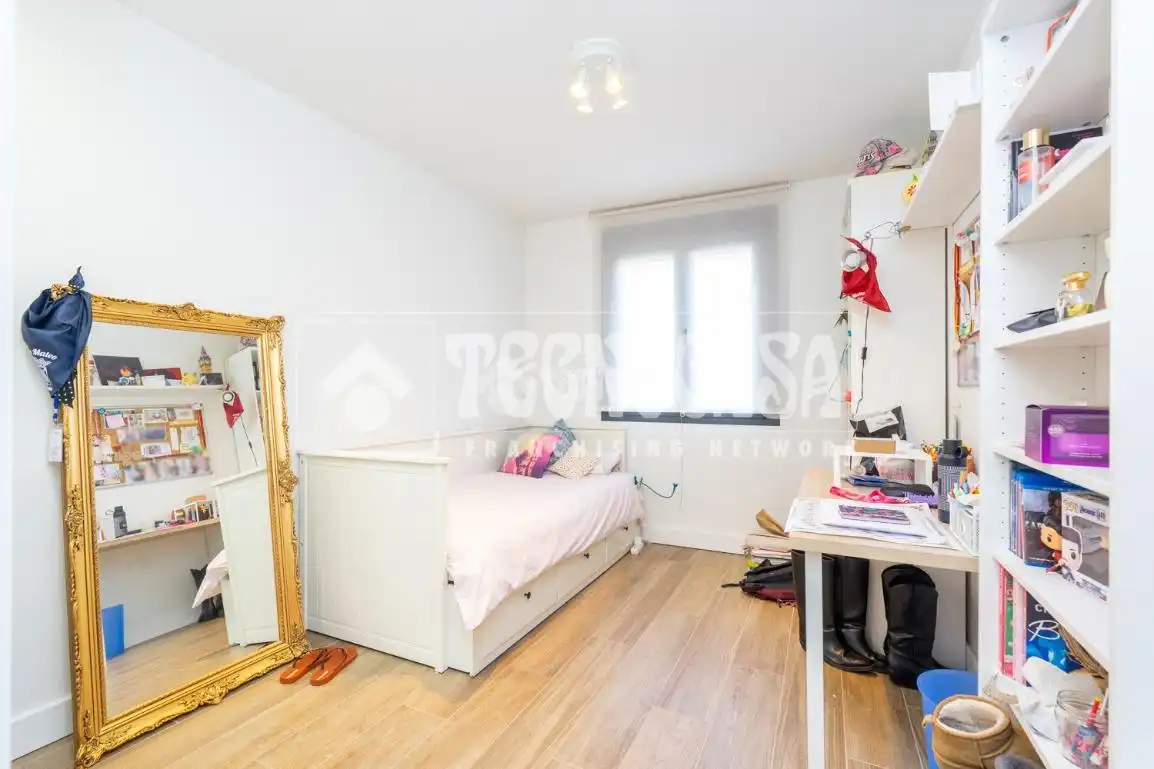 Habitación de Casa adosada en venta en Colmenar Viejo con Aire acondicionado, Calefacción y Jardín privado