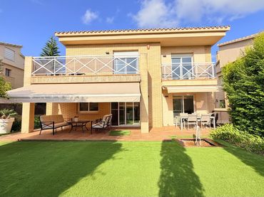 Chalet con piscina en venta en Carrer JOAQUIM MIR