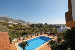 Vista exterior de Casa o xalet de lloguer en Nerja amb Terrassa i Piscina