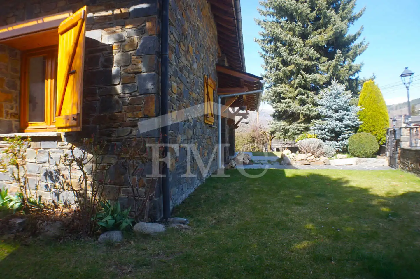 Vista exterior de Casa o xalet en venda en Llívia amb Calefacció, Jardí privat i Parquet