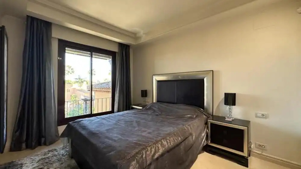 Dormitori de Apartament de lloguer en Estepona amb Aire condicionat, Terrassa i Piscina