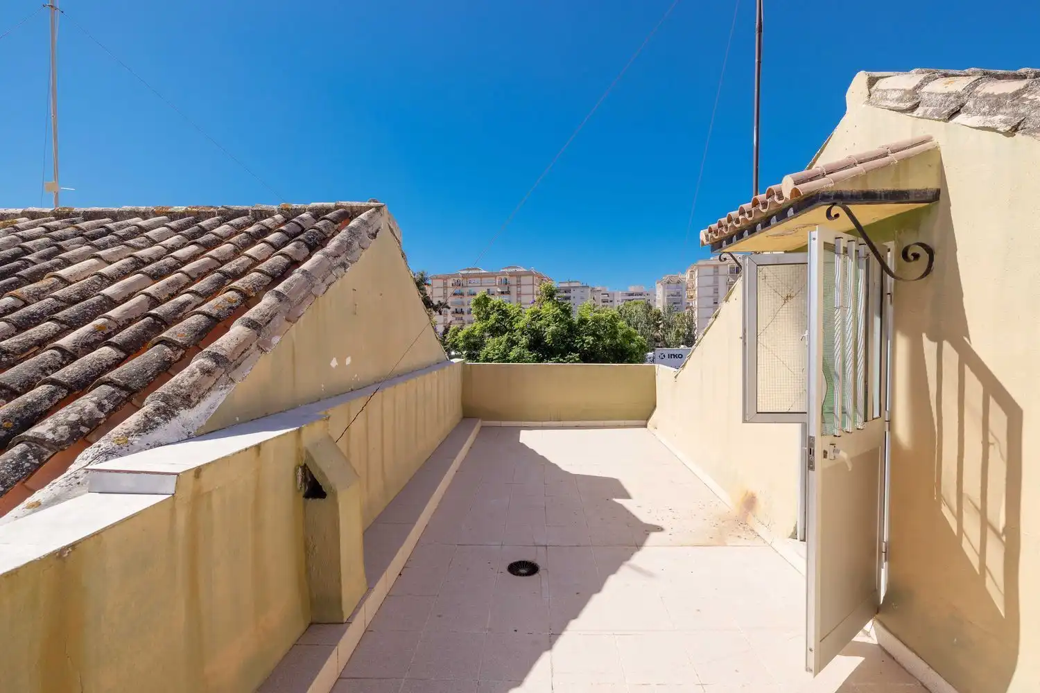Vista exterior de Casa adosada en venda en Fuengirola amb Aire condicionat, Terrassa i Traster