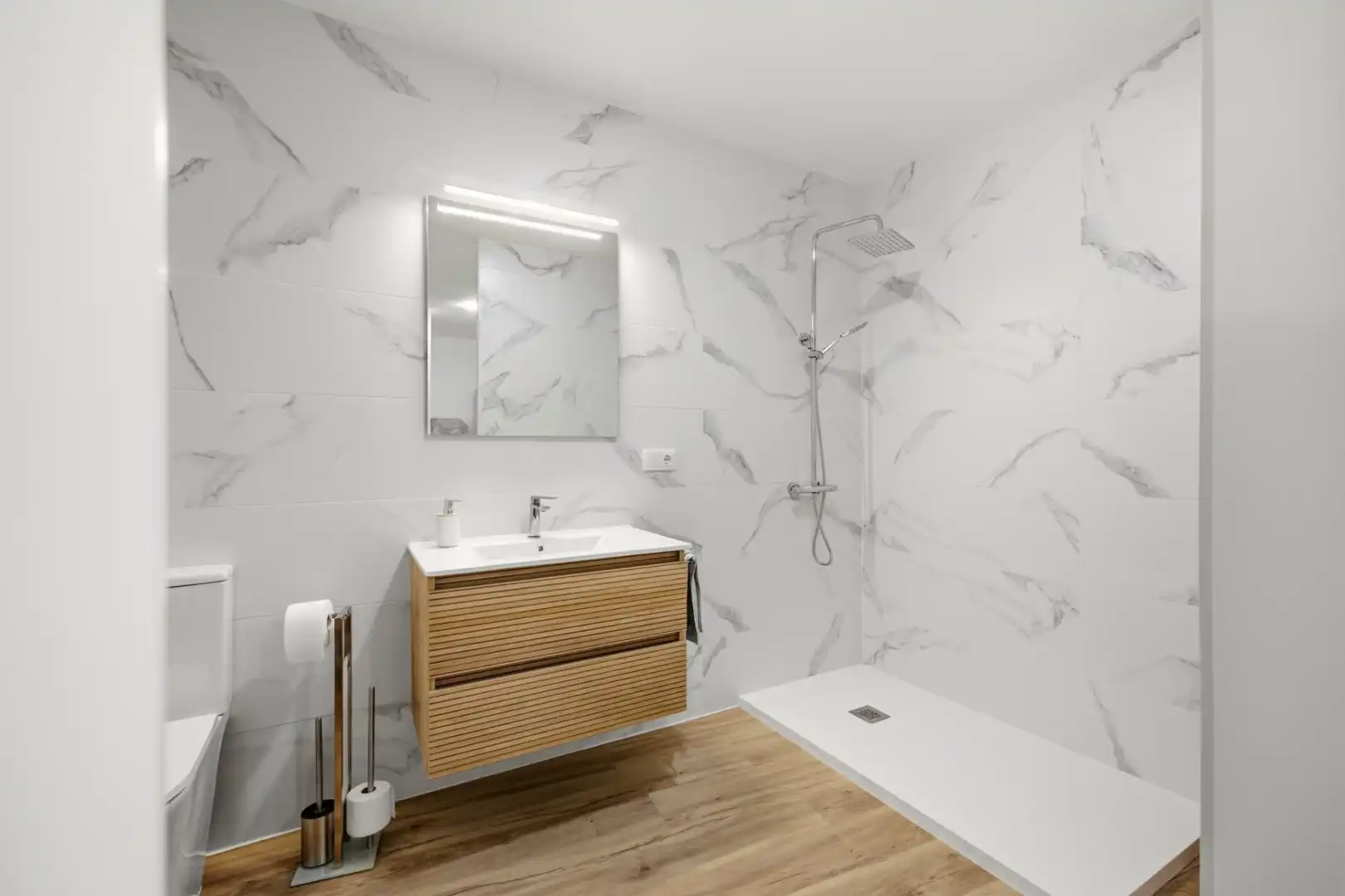 Bathroom of Apartments for sale in Vigo   with Heating, Furnished and Balcony