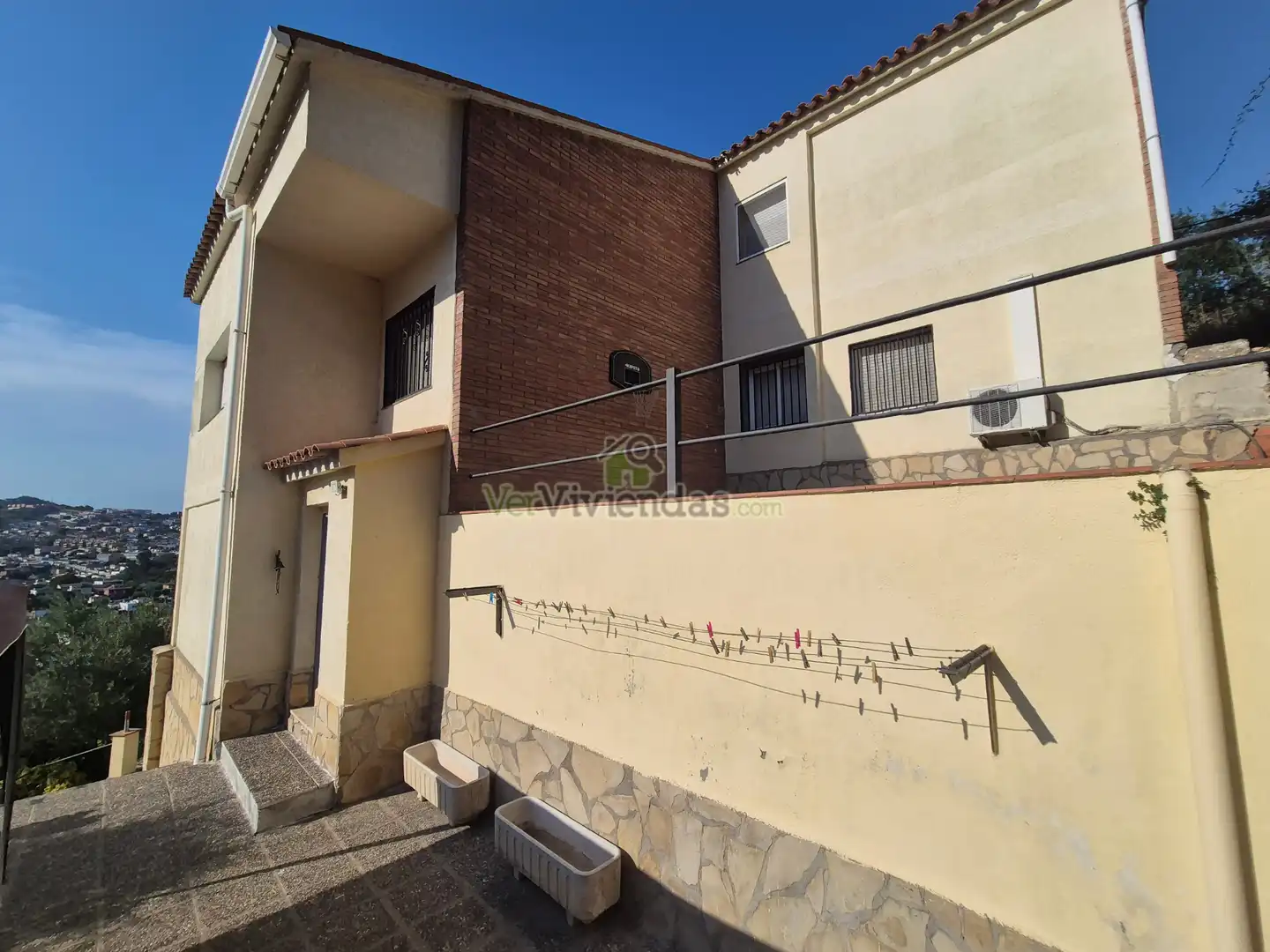 Vista exterior de Casa o xalet en venda en Sant Vicenç Dels Horts amb Aire condicionat, Calefacció i Jardí privat