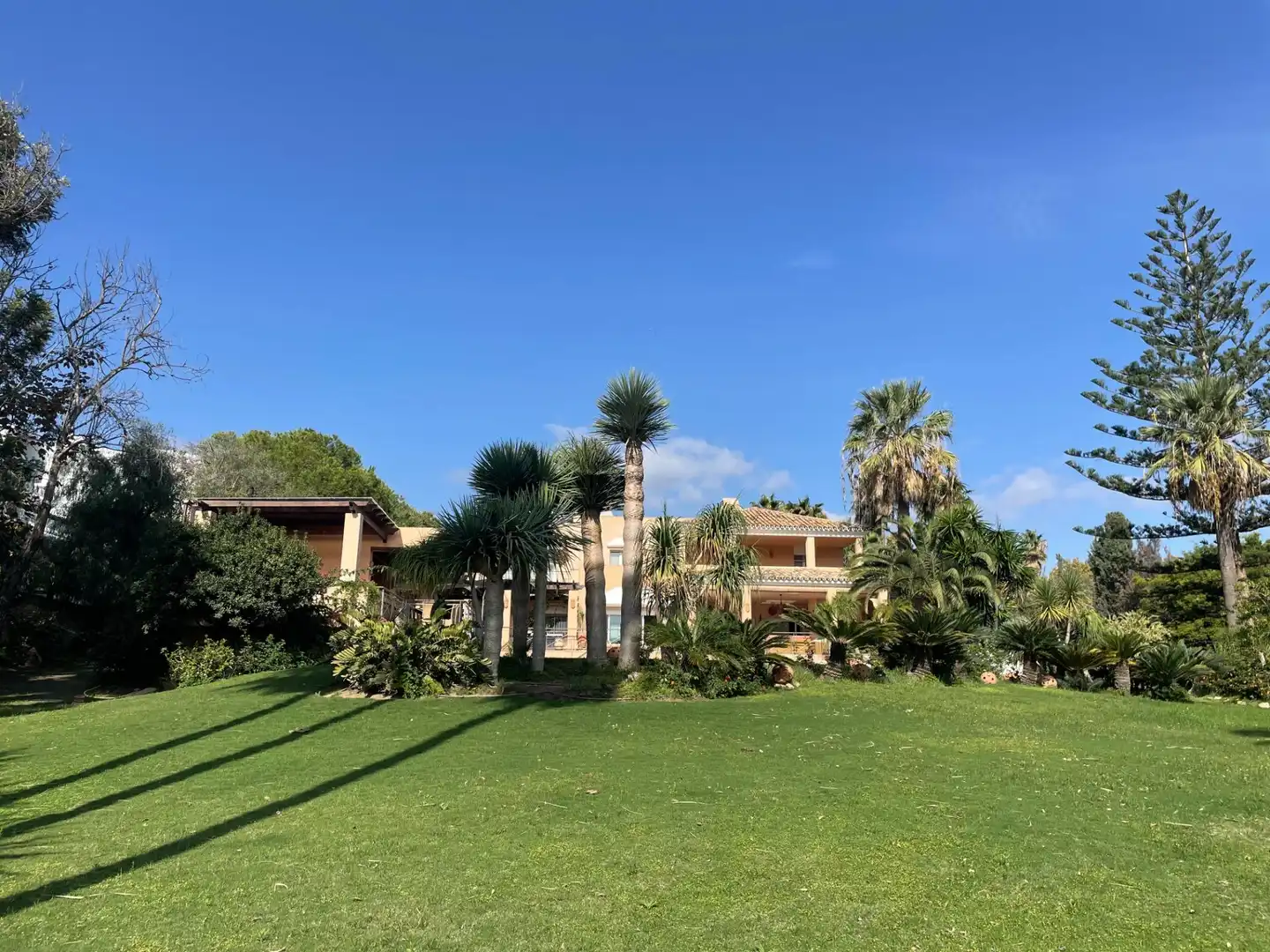 Vista exterior de Casa o xalet en venda en Estepona amb Aire condicionat, Terrassa i Traster