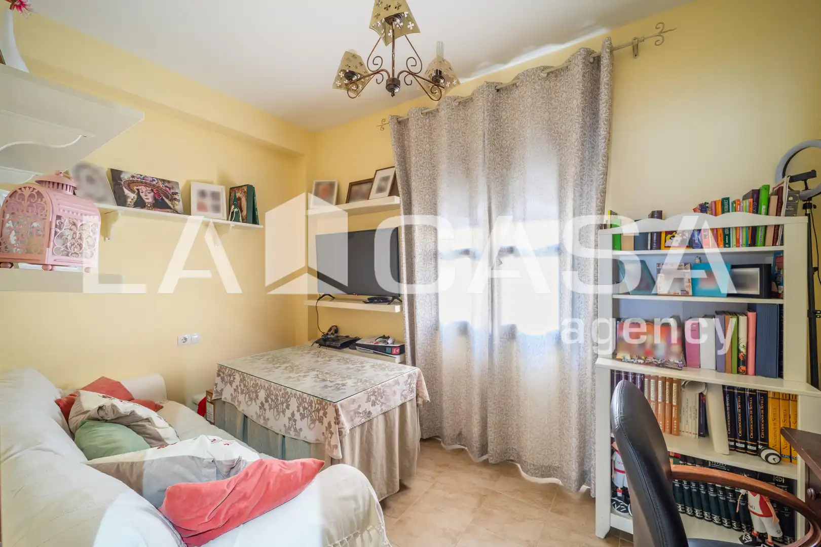 Habitación de Casa adosada en venta en Dos Hermanas con Aire acondicionado, Terraza y Trastero