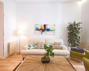 Sala d'estar de Apartament de lloguer en  Madrid Capital amb Aire condicionat, Calefacció i Moblat