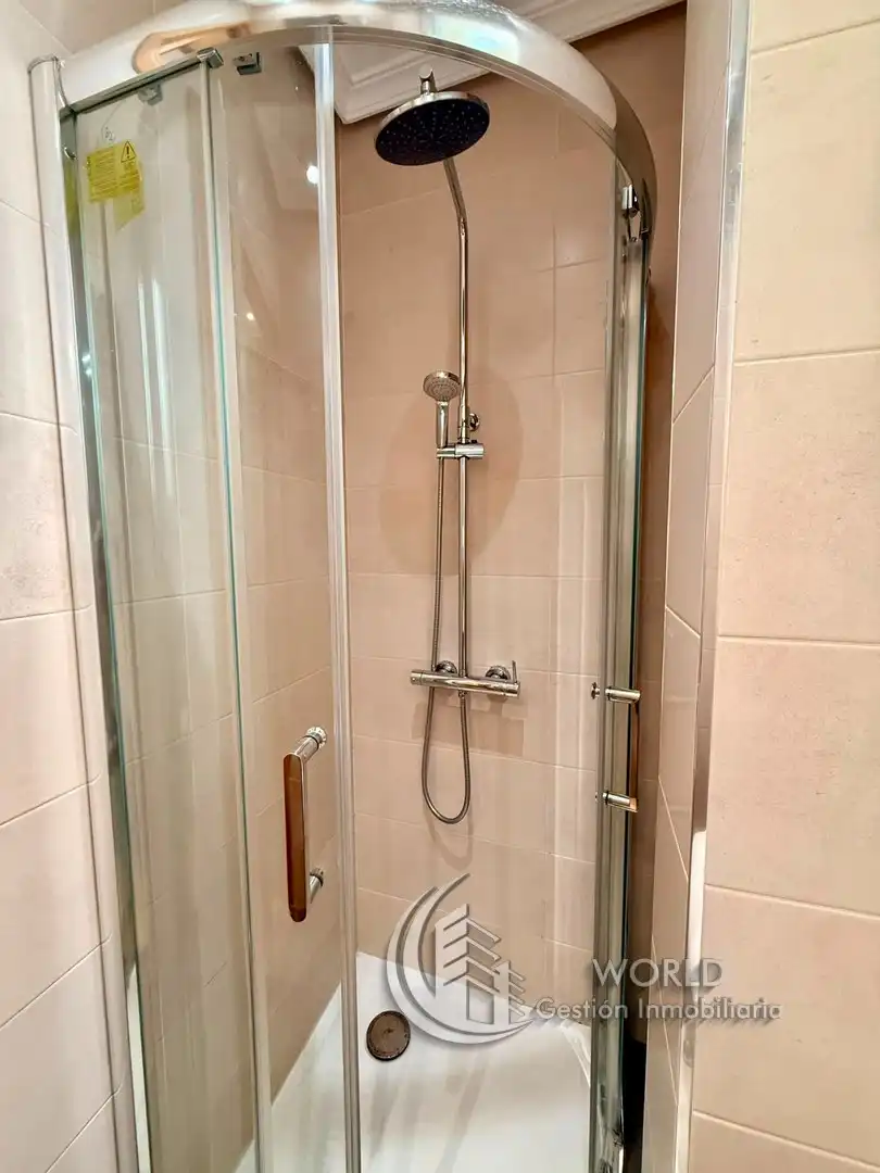 Bathroom of Flat for sale in Madrid  with Air Conditioner and Heating