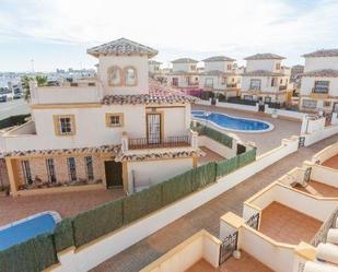 Vista exterior de Casa adosada en venda en Orihuela amb Aire condicionat, Terrassa i Balcó