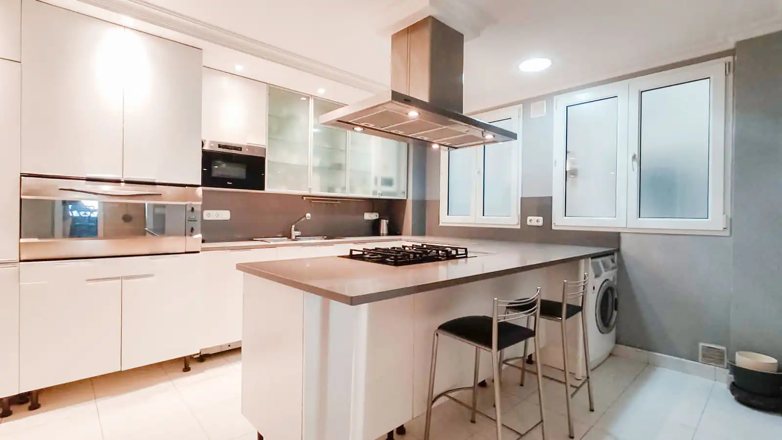 Cocina de Piso en venta en Donostia - San Sebastián  con Calefacción, Balcón y Alarma