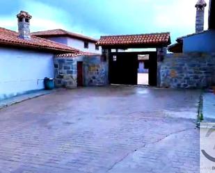 Vista exterior de Casa o xalet en venda en Villacastín amb Calefacció, Jardí privat i Traster