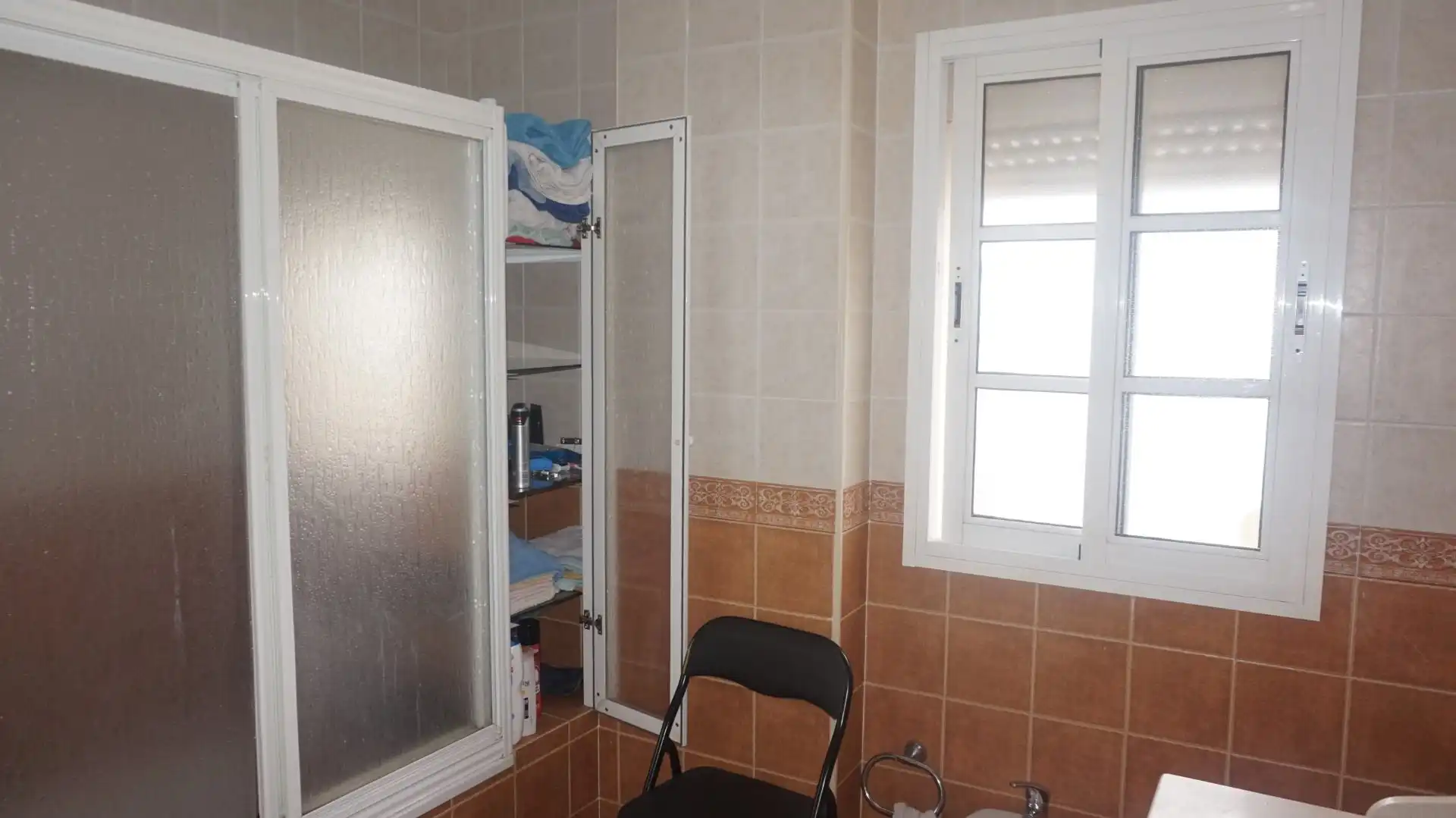 Bany de Casa adosada en venda en Los Barrios amb Aire condicionat, Calefacció i Traster