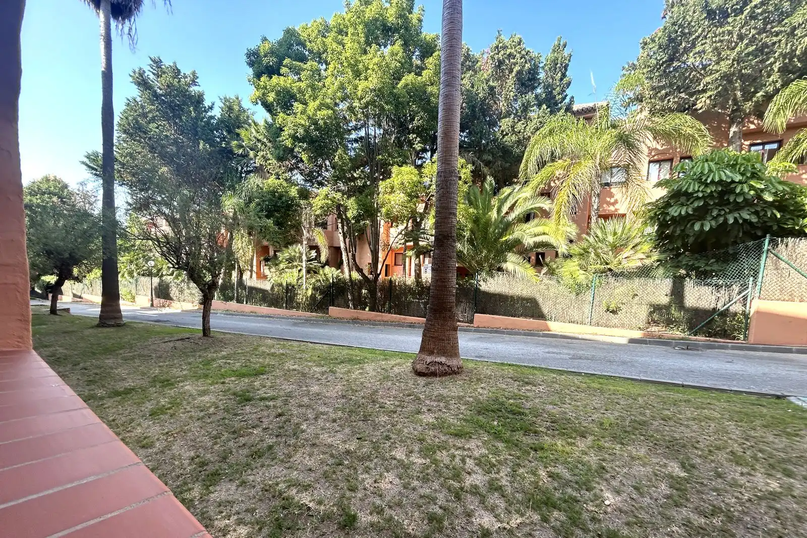 Vista exterior de Pis en venda en Benahavís amb Moblat i Piscina comunitària