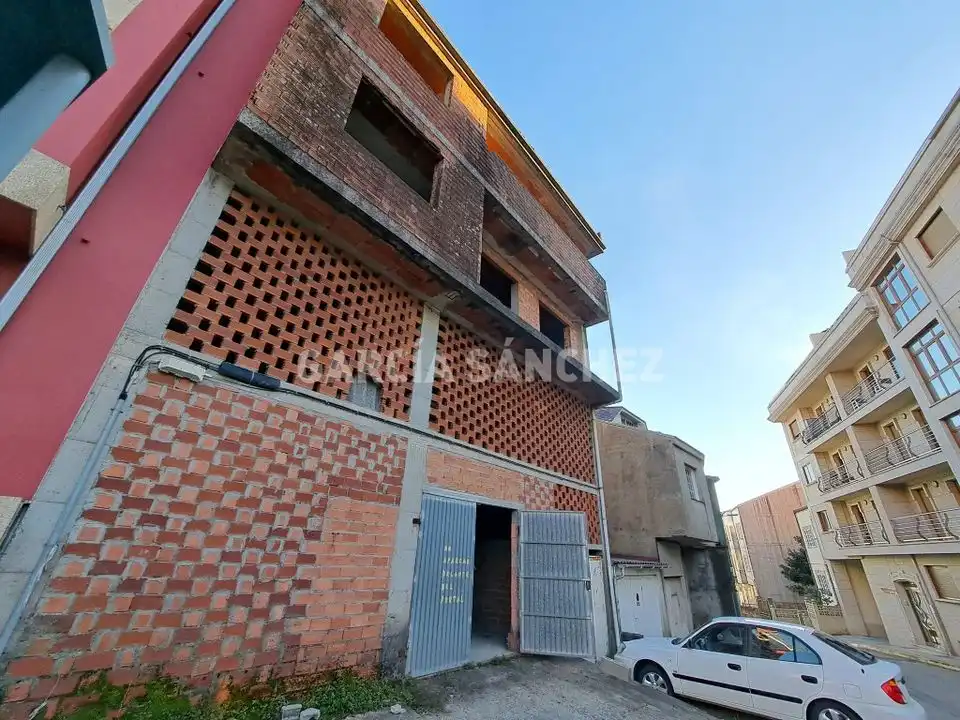 Vista exterior de Edifici en venda en Boiro