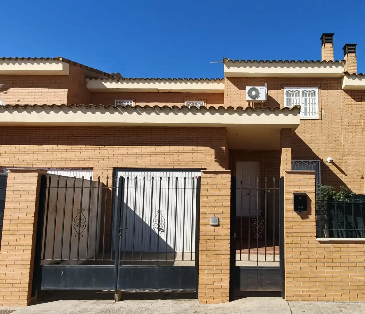 Vista exterior de Casa adosada en venta en Barcience con Calefacción, Jardín privado y Amueblado