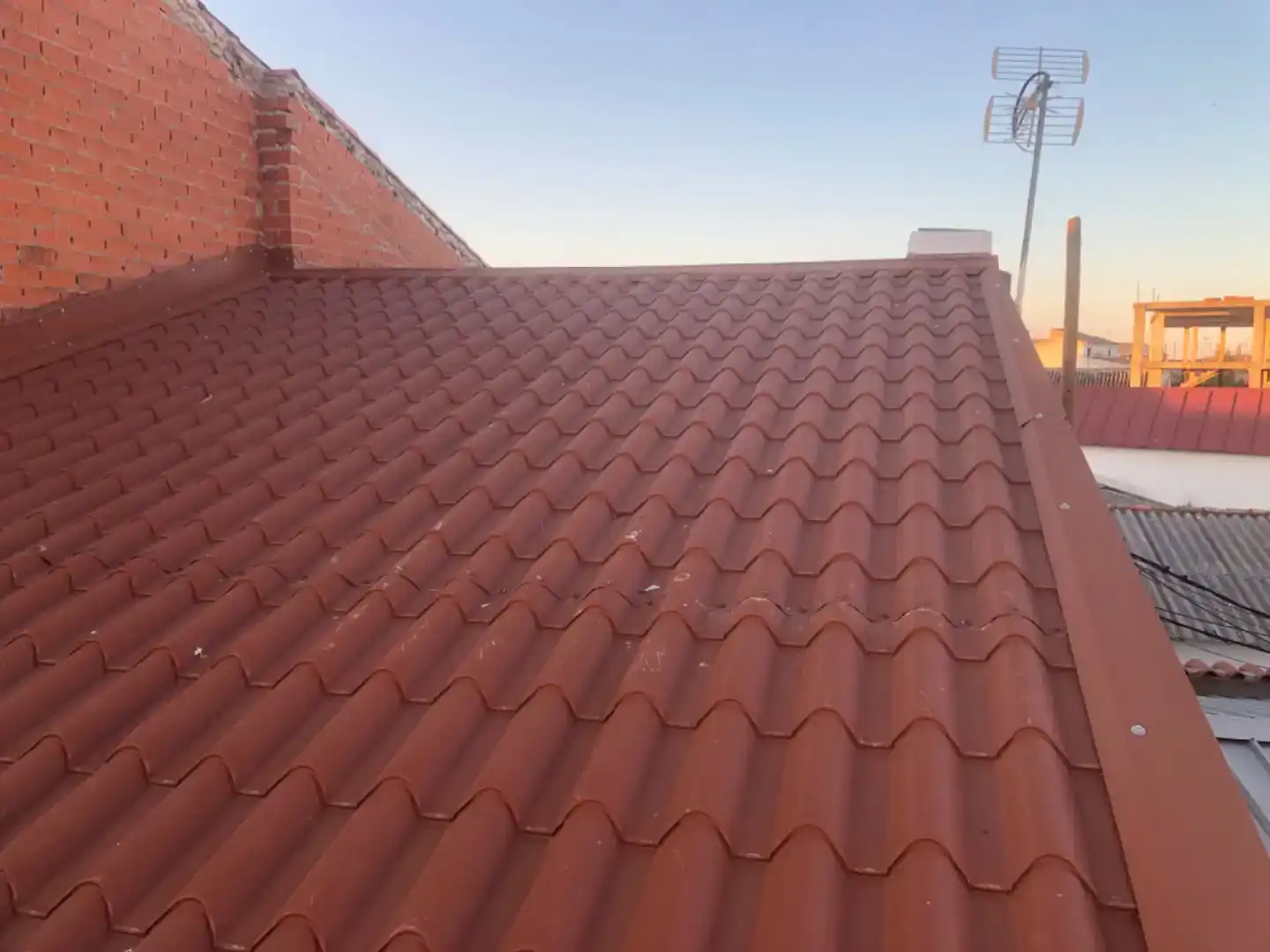 Vista exterior de Casa adosada en venda en Cedillo del Condado amb Piscina