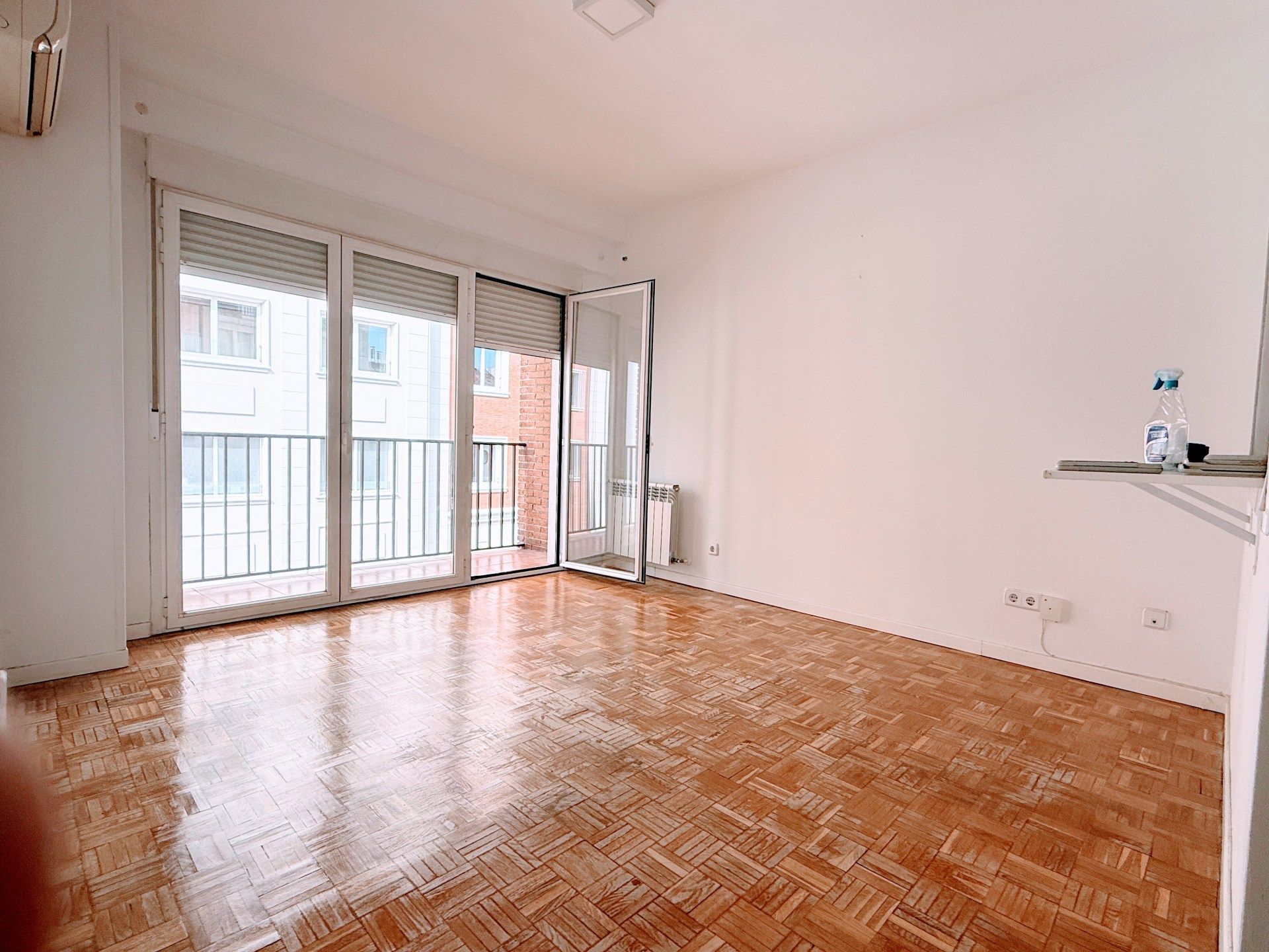 Sala d'estar de Pis en venda en  Madrid Capital amb Aire condicionat, Calefacció i Parquet