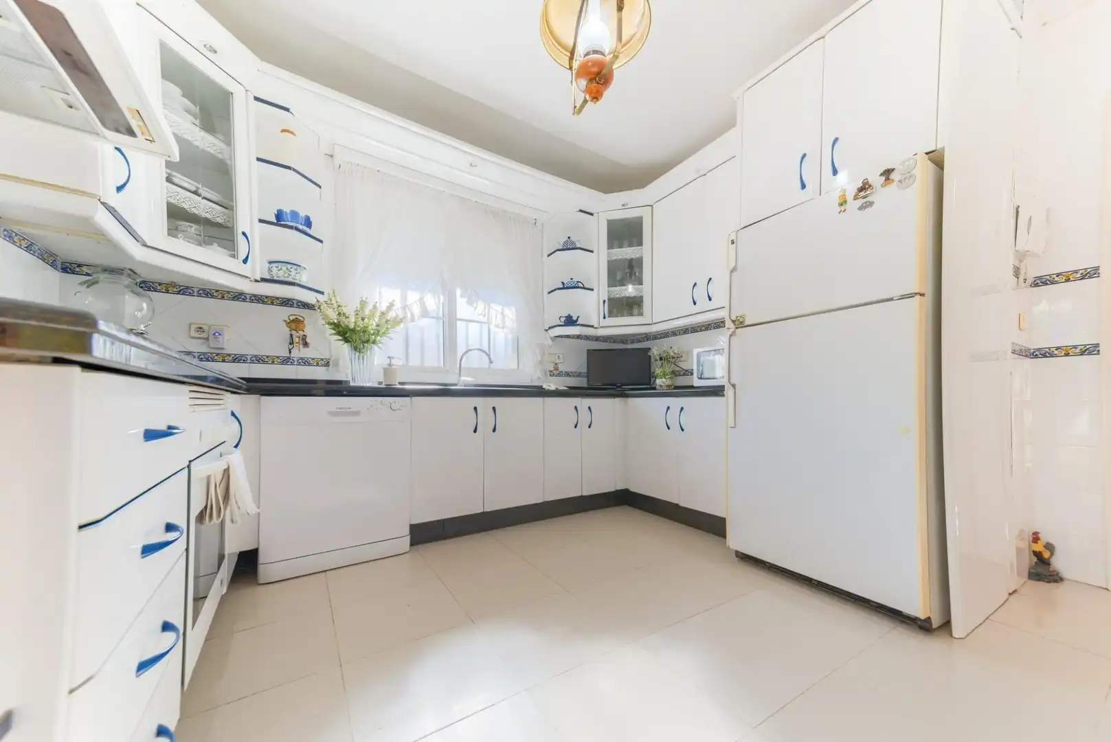 Kitchen of Houses for sale in Espartinas  with Air Conditioner, Private garden and Terrace