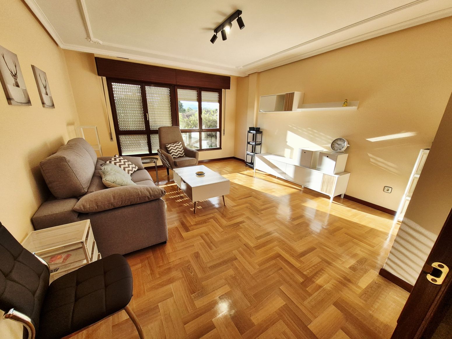 Sala de estar de Piso en venta en Avilés con Calefacción, Parquet y Trastero