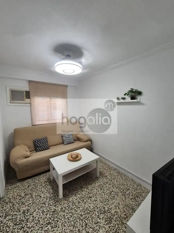 Dormitori de Pis de lloguer en  Sevilla Capital amb Aire condicionat, Terrassa i Moblat