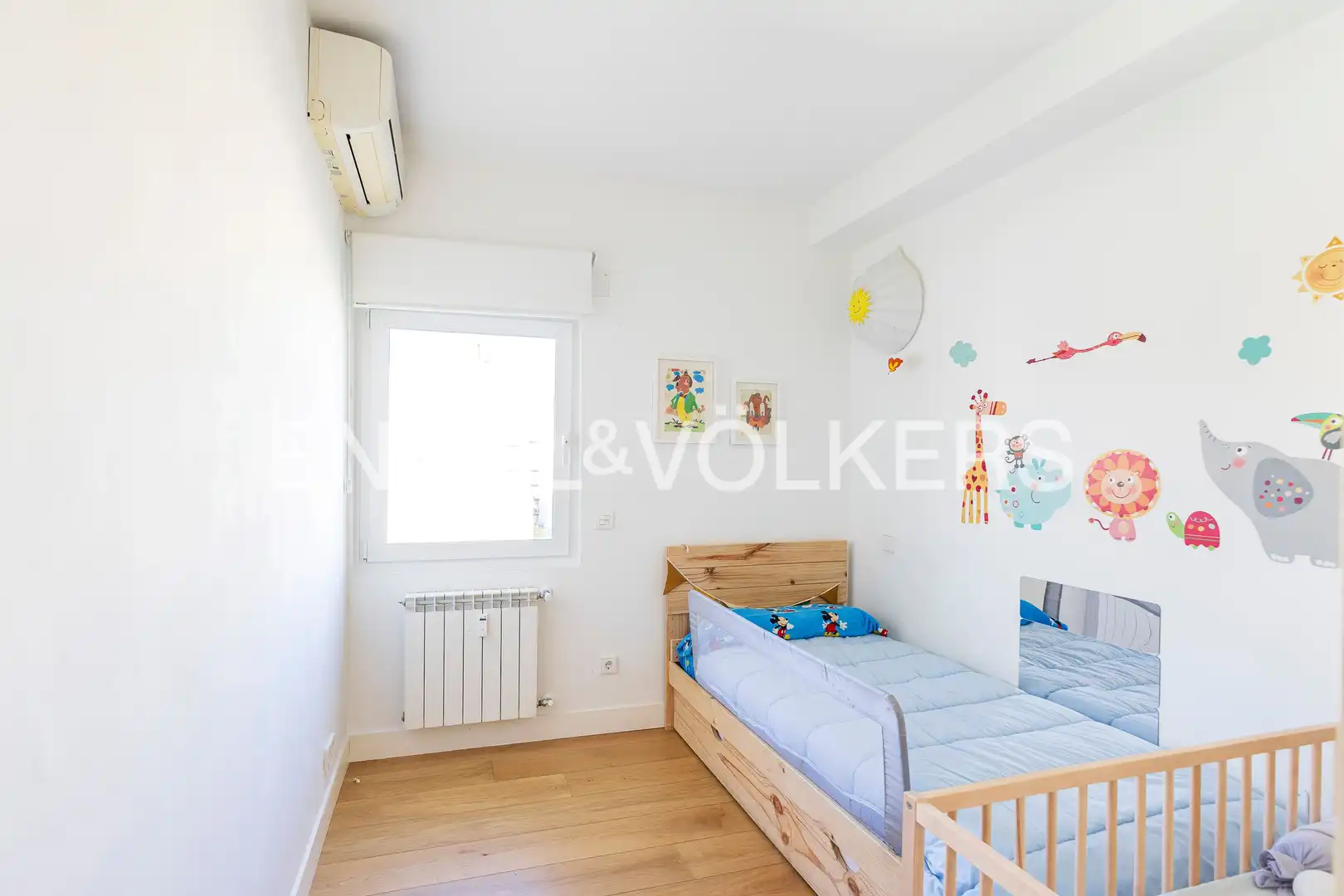 Schlafzimmer von Dachboden zur Miete in Madrid mit Klimaanlage, Heizung und Terrasse
