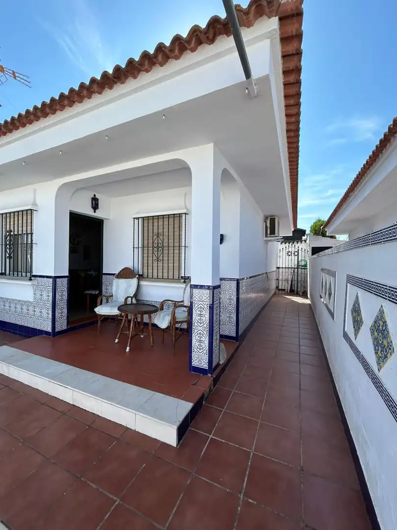 Vista exterior de Casa o xalet en venda en Almonte amb Calefacció, Moblat i Piscina comunitària