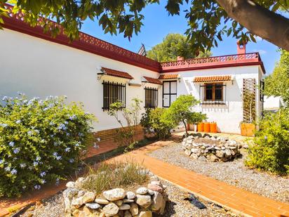 Vista exterior de Casa o xalet en venda en Chiva amb Calefacció, Jardí privat i Terrassa