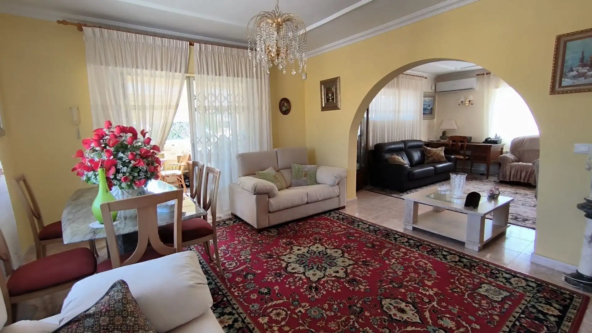 Sala d'estar de Casa o xalet en venda en L'Alfàs del Pi amb Aire condicionat, Calefacció i Jardí privat