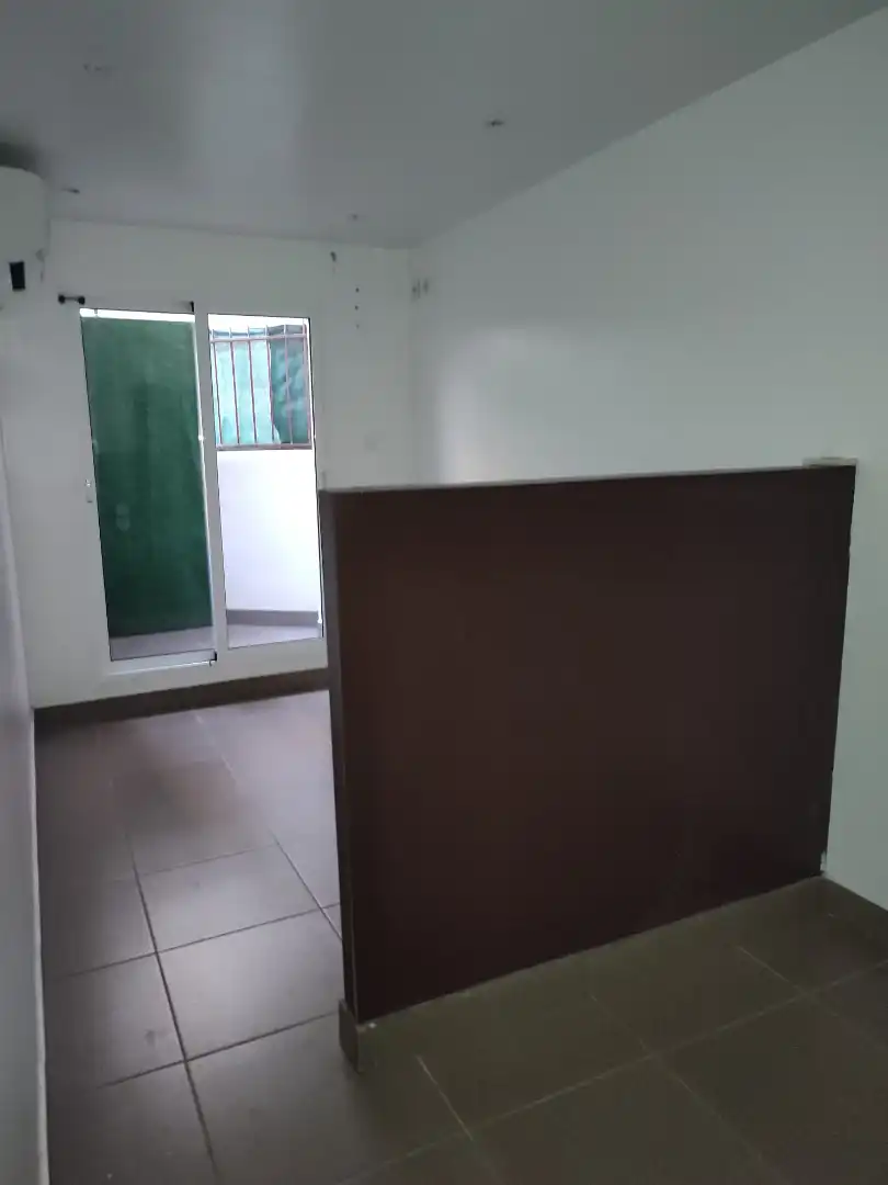 Ground floor for sale in Barcelona  with Air Conditioner and Alarm