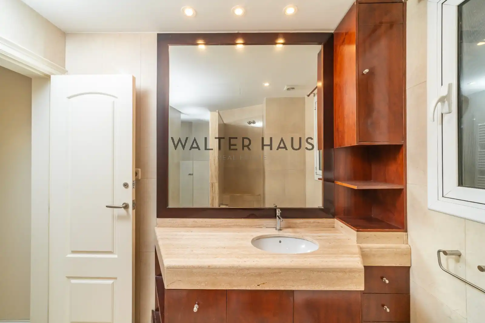 Badezimmer von Wohnung zum Verkauf in Barcelona mit Klimaanlage, Heizung und Parkett