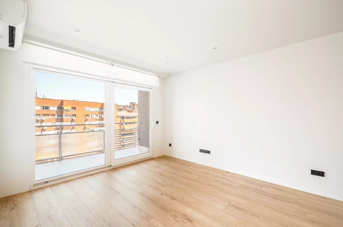 Bedroom of Flat for sale in  Madrid Capital  with Air Conditioner, Heating and Balcony