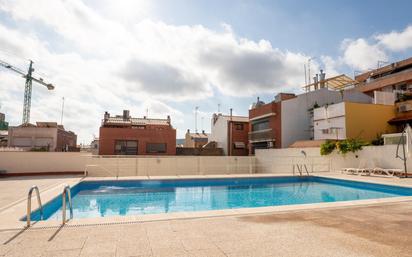 Schwimmbecken von Einfamilien-Reihenhaus zum verkauf in Sant Boi de Llobregat mit Klimaanlage