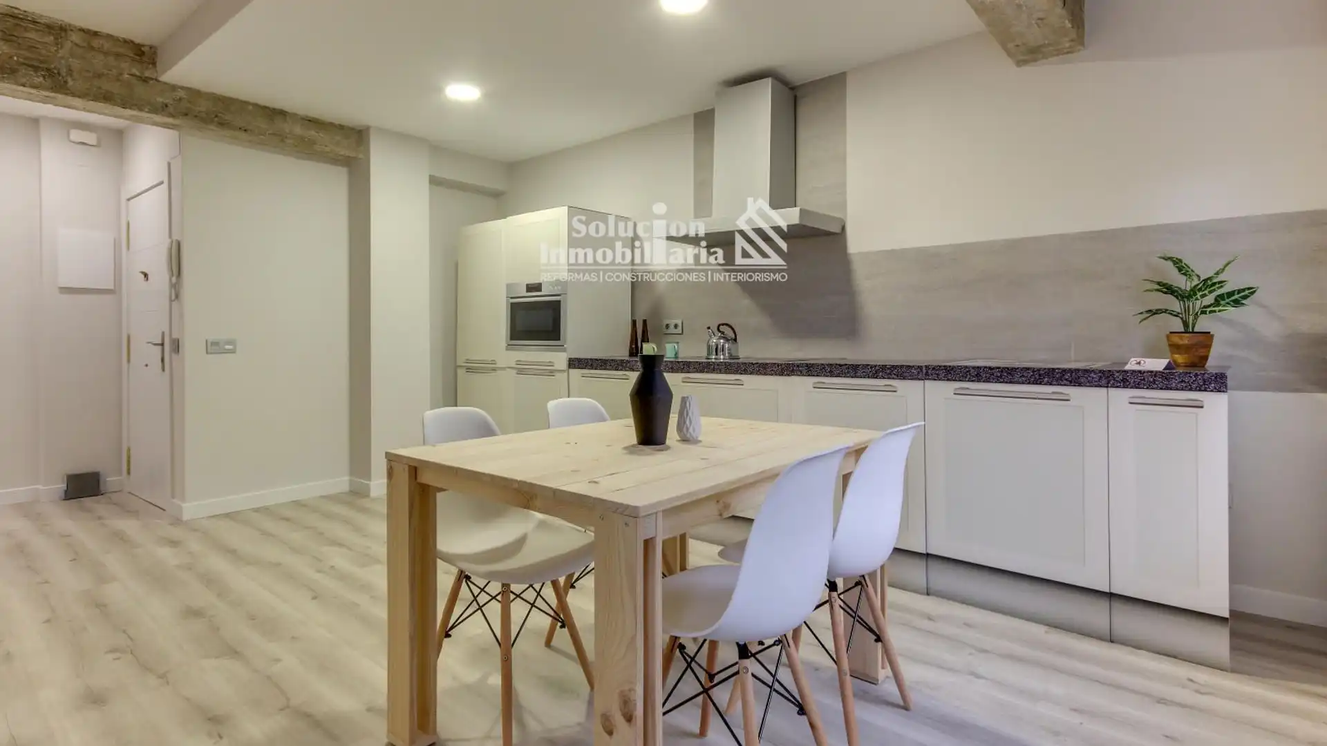 Cuina de Apartament en venda en Salamanca Capital amb Calefacció i Traster