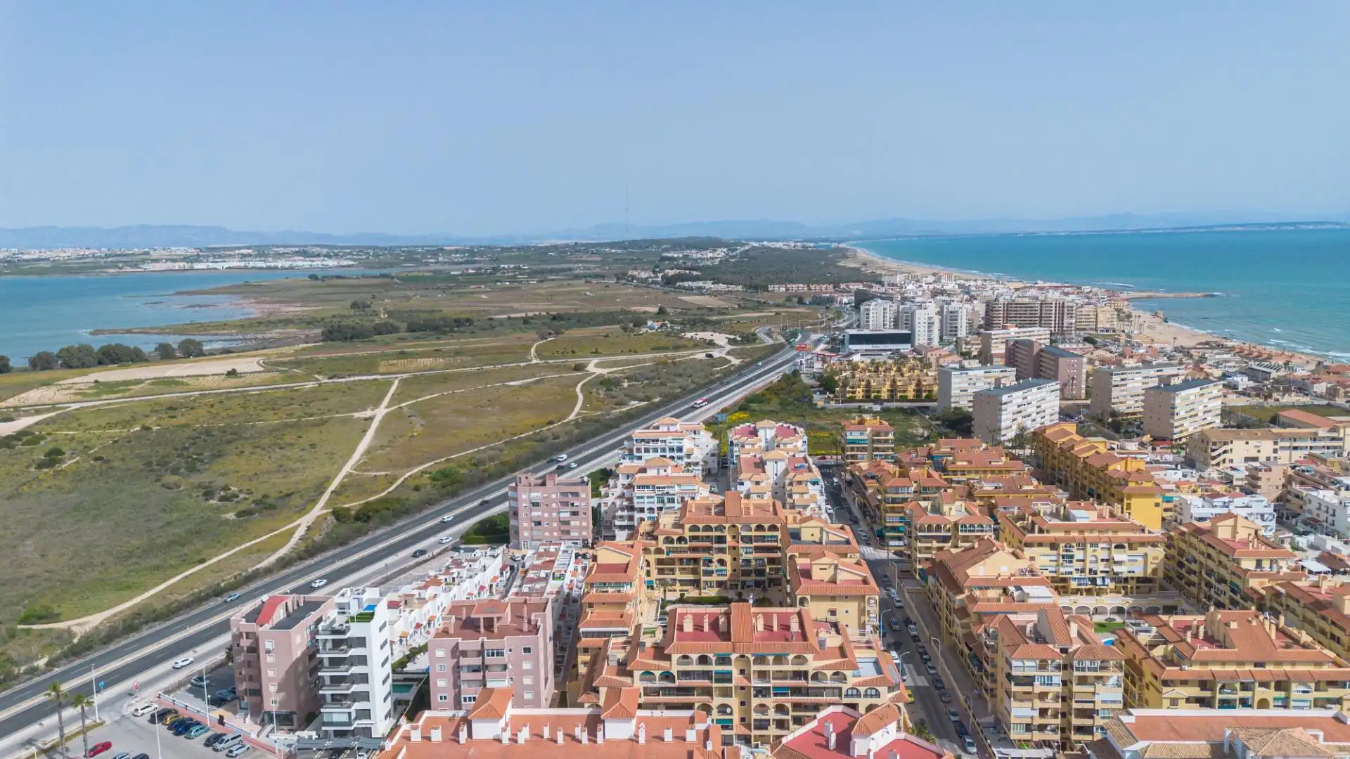 Vista exterior de Planta baixa en venda en Torrevieja amb Aire condicionat, Traster i Piscina
