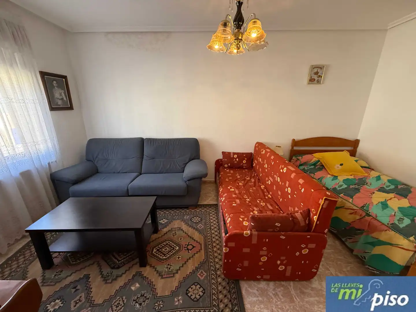 Sala d'estar de Casa o xalet en venda en Nava del Rey amb Calefacció, Jardí privat i Terrassa